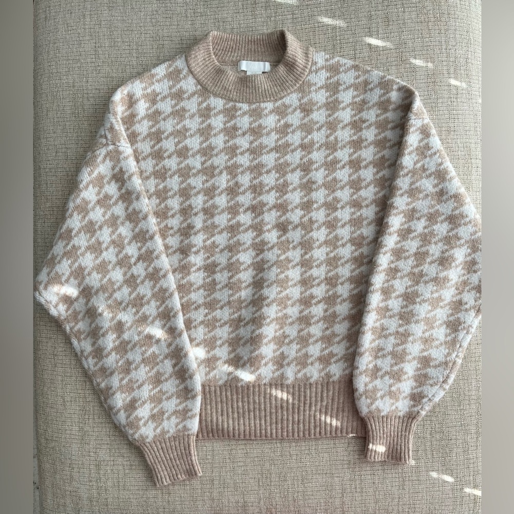 H&M Beige and White Houndstooth Sweater